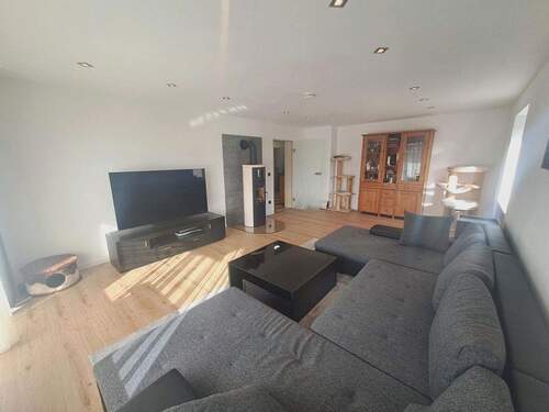 Wohnzimmer - Charmante 4-Zimmer-Wohnung mit separater Wohnküche und zwei Bädern in Rosenheim zu verkaufen