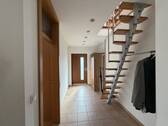 Flur mit Treppe zum Spitzboden - 