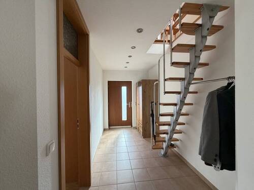 Flur mit Treppe zum Spitzboden - 