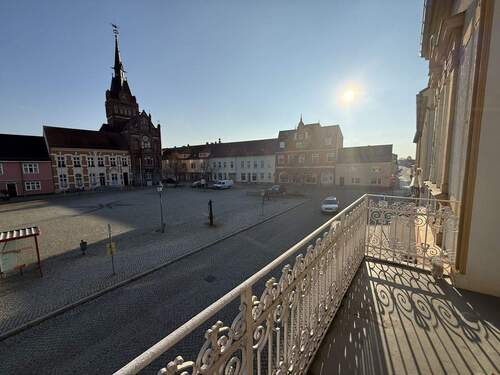 Aussicht Balkon auf Marktplatz - 6 Zimmer Einfamilienhaus zum Kaufen in Golßen