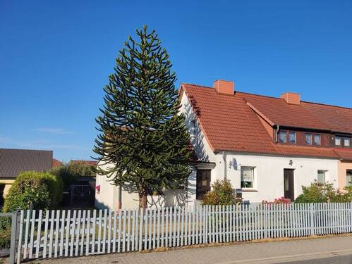Straßenansicht - Doppelhaushälfte mit viel Platz für eine Familie