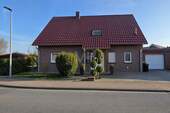 Titel - Verklinkertes Einfamilienhaus in Holzständerbauweise (Gussek) in Feldrandlage