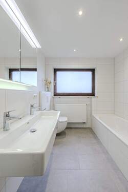 Tageslichtbad mit DU und Wanne - Reihenendhaus mit 125,40 m&sup2; in Steinheim an der Murr zum Kaufen