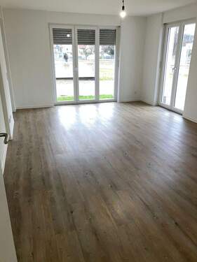 Wohnzimmer in weiß gestrichen mit dunkelbraunen Vinylboden und 3 Fach Fenster so wie nochmal ein separates Doppelfenster - Großzügige 3-Zimmer-Wohnung in attraktiver Lage von Mannheim