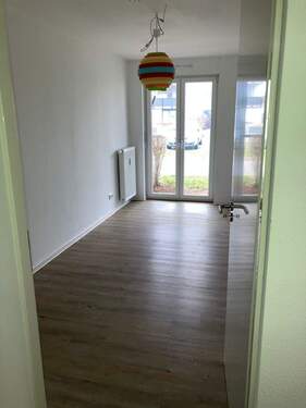 Weißgestrichenes Schlafzimmer mit dunkelbraunen Vinylboden und Großen Doppelfenster die bis zum Boden reichen. - Etagenwohnung mit 89,10 m&sup2; in Mannheim zur Miete