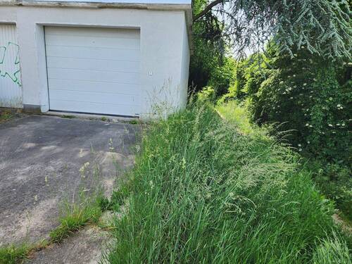 Garage und Stellplatz - 
