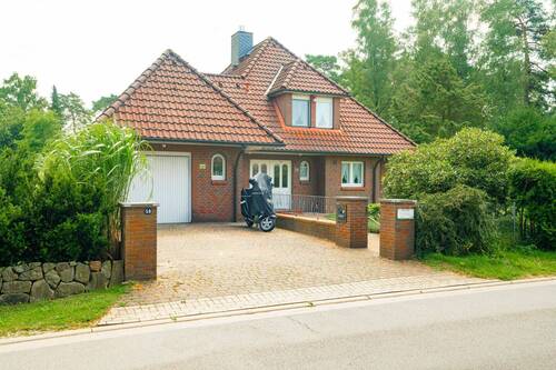 Eingangsbereich mit Garage - 4 Zimmer Einfamilienhaus zum Kaufen in Buchholz in der Nordheide