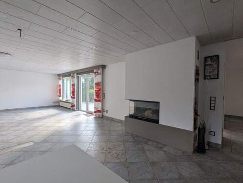 Wohn-/Esszimmer mit Kamin - 