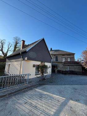 Rückansicht mit Nebengebäude - 9 Zimmer Mehrfamilienhaus, Wohnhaus zum Kaufen in Demitz-Thumitz