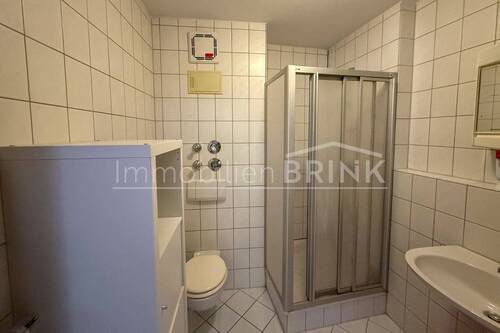 Bad mit Dusche und WC - 
