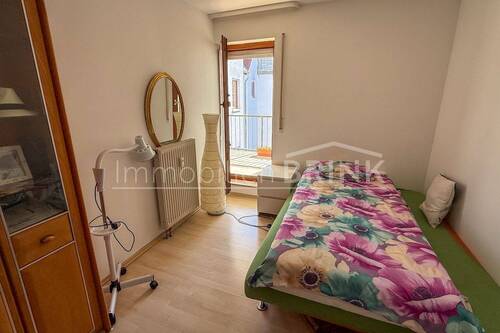 Schlafzimmer ebenfalls mit Zugang zum Balkon - 