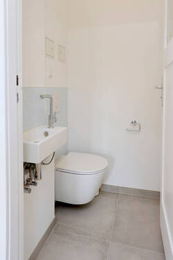 Gäste-WC - 4 Zimmer Etagenwohnung zum Kaufen in Berlin