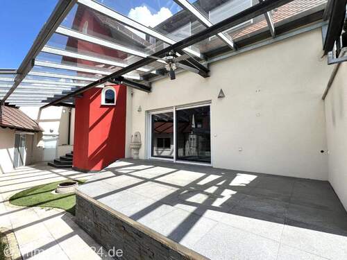 Bild 1 - Stilvolles 241 qm Einfamilienhaus mit Luxusausstattung und großer 100 qm Garage für Autoenthusiasten