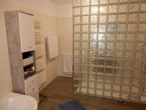 Bad mit begehbarer Dusche - 