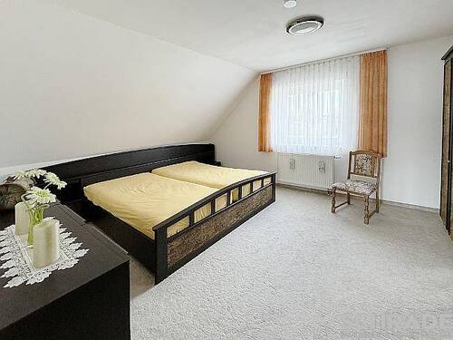...zum Schlafzimmer - 