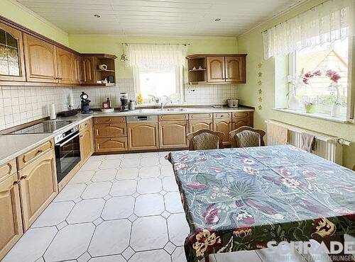 ...sowie die Küche mit hellem Sitzplatz - 