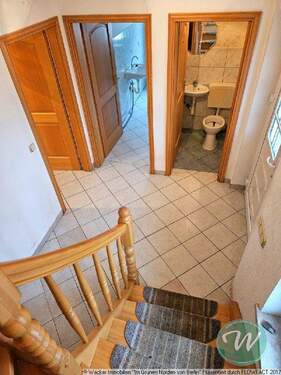 Blick von der Treppe ins Gäste-WC und HRW - 