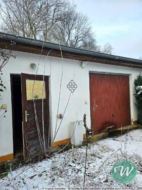Nebengebäude mit Garage - 
