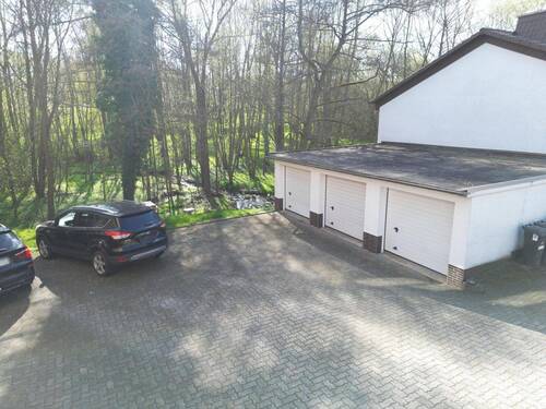 Garagen - 9 Zimmer Mehrfamilienhaus, Wohnhaus in Baunatal