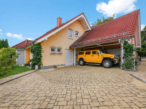 Einfahrt und Garagen - 