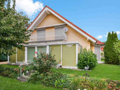 Außenansicht 1 - NeustadtLangburkersdorf: Großzügiges EFH ca. 180 m² mit Wintergarten, Balkon, Terrasse & 2 Garagen!