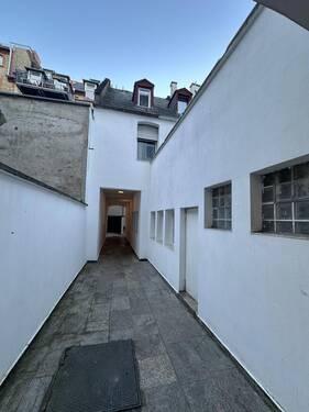 Eingang - 1 Zimmer Mehrfamilienhaus, Wohnhaus in Wiesbaden