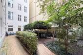 Begrünter Innenhof mit Fahrradstellplätzen - 