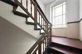 Treppenaufgang mit Fenster zum Hof - 