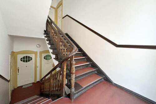 Treppenaufgang mit Wohnungstüren - 