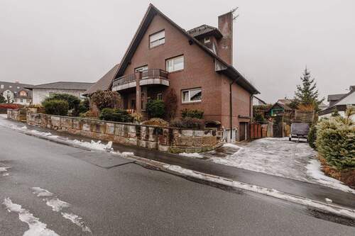 Gesamt Hausansicht - 1 Zimmer Mehrfamilienhaus, Wohnhaus zum Kaufen in Eggolsheim