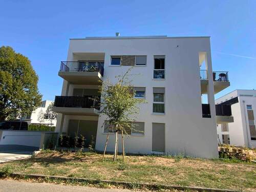 Seitenansicht des 4 stöckigen Wohngebäudes mit Balkonen links und rechts, Grünfläche vorne.JPG - 2 Zimmer Etagenwohnung in Hanau