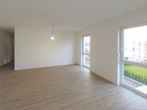 Wohnbereich mit 2 bodentiefen Fenstern, weiße Wände und PVC-Boden in Parkettoptik.JPG - Etagenwohnung mit 83,60 m&sup2; in Hanau zur Miete