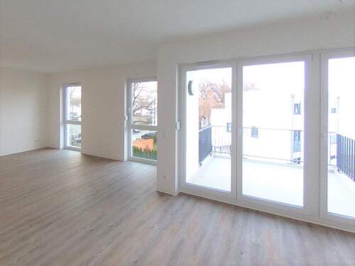 Wohnunbereich mit 2 bodentiefen Fenstern und Essbereich mit 3 bodentiefen Fenstern.JPG - 