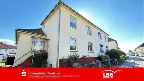 strassenseitige Gebäudeansicht - Großzügiges 4-Zimmer-Haus mit Terrasse