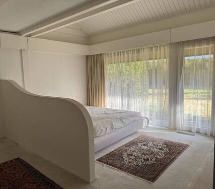 Schlafzimmer EG mit Ausgang zur zweiten Terrasse - 