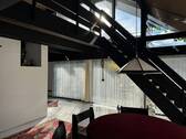 Treppe zur Galerie und Terrassenausgang - 