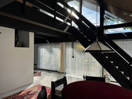 Treppe zur Galerie und Terrassenausgang - 