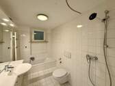 Badezimmer mit Badewanne - 