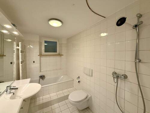 Badezimmer mit Badewanne - 