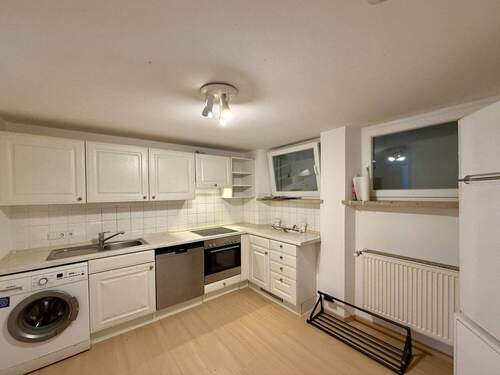 große Küche mit Einbauküche und Essbereich - 