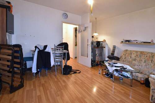 Wohnzimmer 2 - 1 Zimmer Etagenwohnung in Fürth