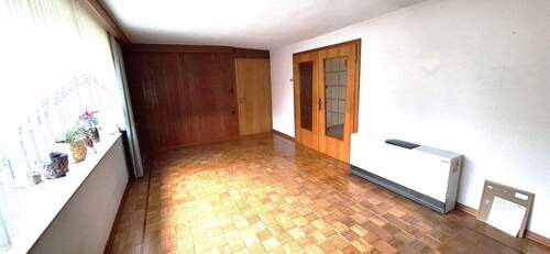 Haus 43_EG. Wohnzimmer mit großer Zwischentüre zum Esszimmer - 