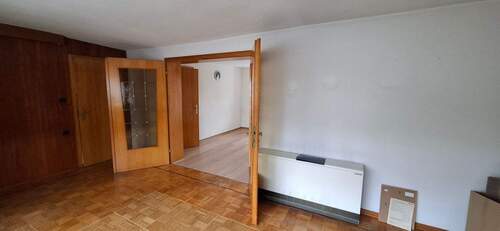 Haus 43_EG. Wohnzimmer mit großer Zwischentüre zum Esszimmer - 