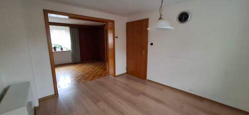 Haus 43_EG. Esszimmer mit Durchgang zum Wohnzimmer - 