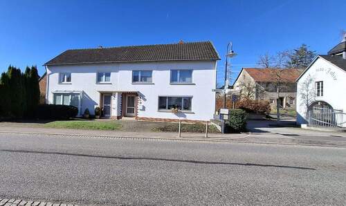 Vorderseite - Bezahlbares Doppelhaus (Generationenhaus) mit Doppelgarage „ideal für zwei Familien“ in zentraler Wohnlage von Wittlich-Dorf