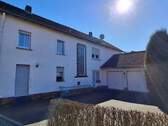 Rückansicht mit Hof und Doppelgarage - 9 Zimmer Mehrfamilienhaus, Wohnhaus zum Kaufen in Wittlich