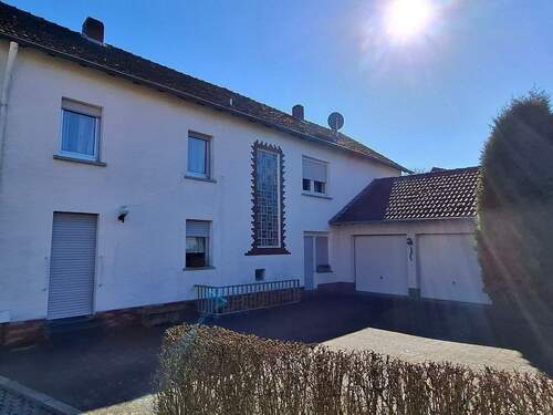 Rückansicht mit Hof und Doppelgarage - 9 Zimmer Mehrfamilienhaus, Wohnhaus zum Kaufen in Wittlich