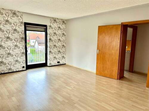 Wohnzi. mit Ausg. auf Balkon - Etagenwohnung mit 85,00 m&sup2; in Illingen zur Miete