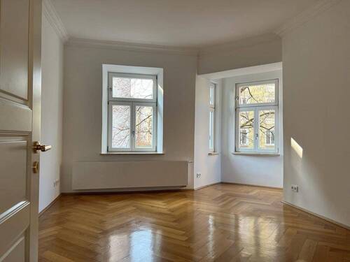 Wohnzimmer mit Erker - 3 Zimmer Etagenwohnung zur Miete in München