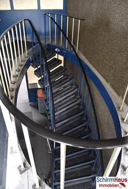 Treppe zur Bürofläche - Halle in Hamburg
